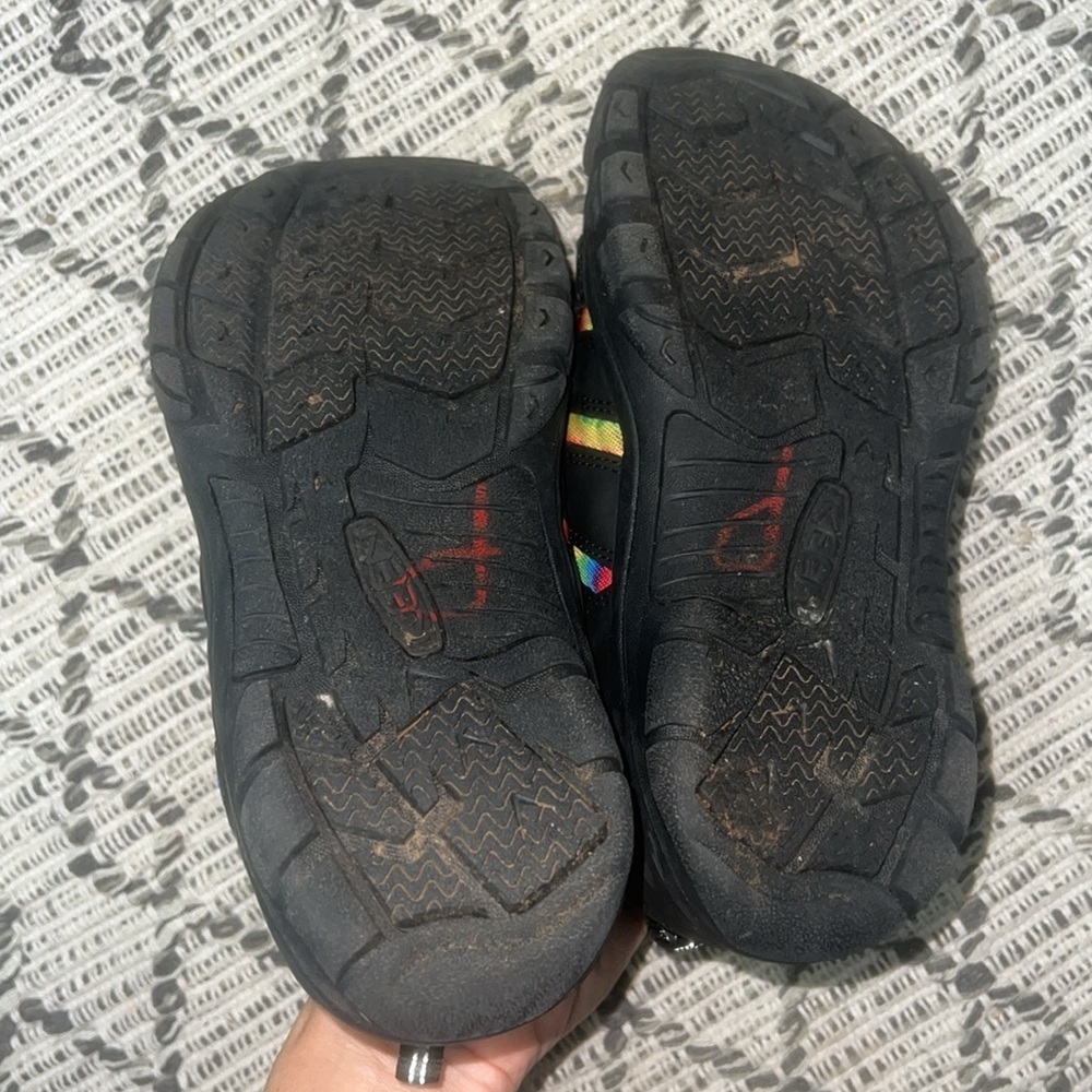 KEEN BIG KIDS' NEWPORT SHOE - BLACK/ORIGINAL TIE DYE - Picture 9 of 12